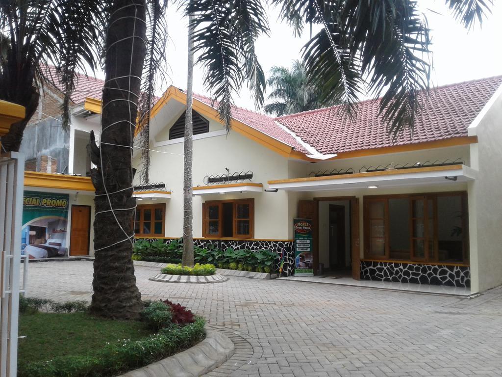 Morse Guest House Malang Buitenkant foto